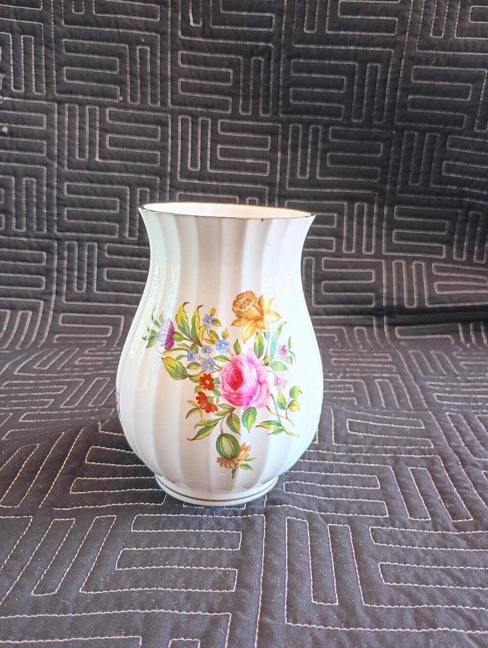 BEAUTIFUL VINTAGE ROYAL WORCESTER WITLEY GARDEN BONE CHINA VASE - 5-3/4" T